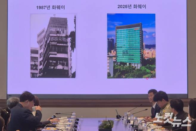 화웨이 관계자가 '롄추후 R&D 센터'를 방문한 한국 정부 관계자와 기업인 등에게 화웨이 현황을 설명하고 있다. 상하이=임진수 특파원