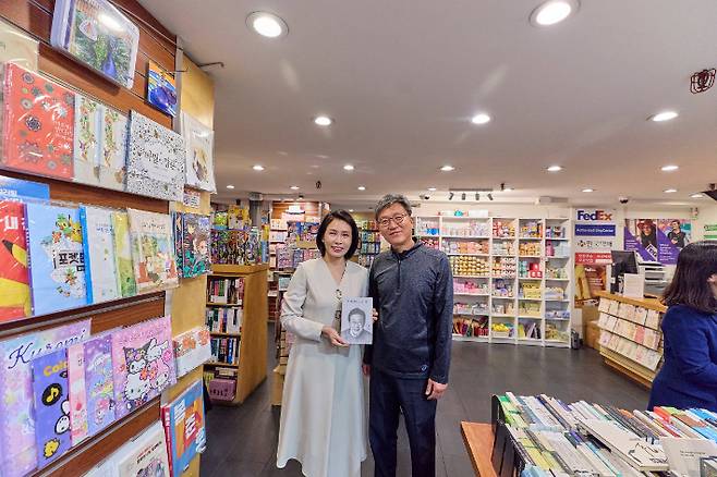 이재명 대통령의 배우자 김혜경 여사가 23일(현지시간) 미국 뉴욕 코리아타운의 서점을 방문했다. 대통령실 제공