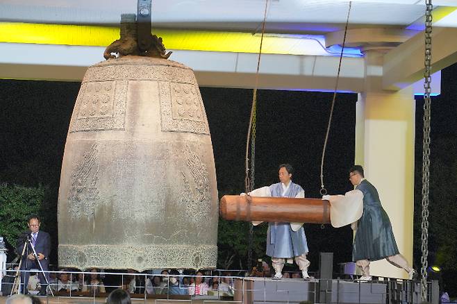 성덕대왕신종 타종행사가 펼쳐지고 있다. 경주박물관 제공