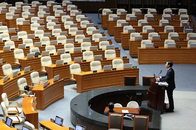 국민의힘 박수민 의원이 25일 국회 본회의에서 정부조직법 수정안에 대한 필리버스터(무제한 토론을 통한 합법적 의사진행 방해)를 하고 있다. 필리버스터가 시작되자 대부분 의원들이 자리를 떠나 의원석이 비어 있다. 연합뉴스