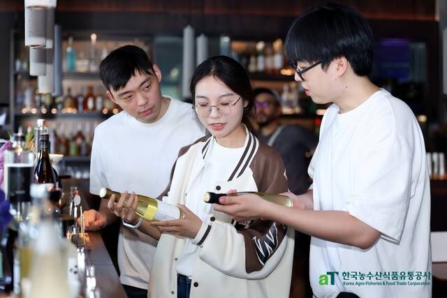 중국 상하이에서 열린 ‘2025 케이술(K-Sool) 품평상담회’에서 현지 바이어들이 한국 전통주를 살펴보고 있다. aT