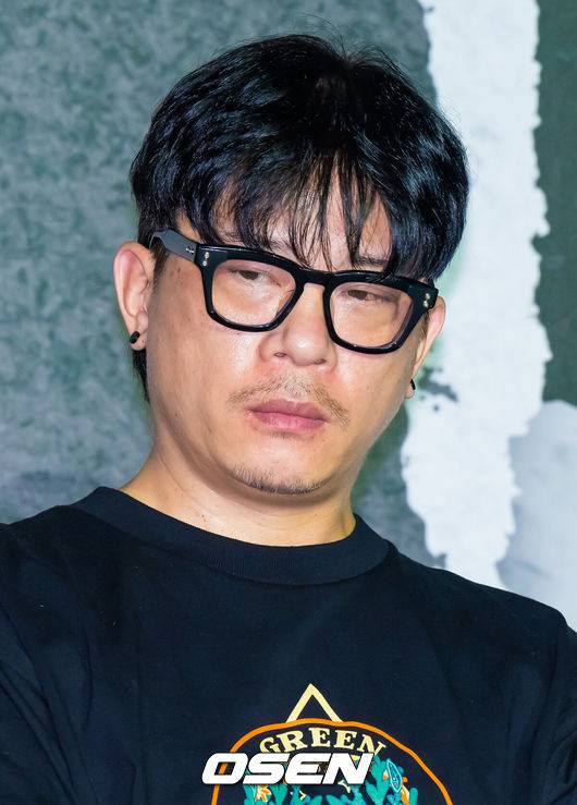 [OSEN=박준형 기자] 25일 오후 서울 롯데시네마 건대입구에서 넷플릭스 영화 ‘사마귀’ 제작보고회가 진행됐다.모든 룰이 무너진 살인청부업계에 긴 휴가 후 컴백한 A급 킬러 ‘사마귀’와 그의 훈련생 동기이자 라이벌 ‘재이’ 그리고 은퇴한 레전드 킬러 ‘독고’가 1인자 자리를 놓고 벌이는 대결을 그린 액션으로 배우 임시완과 박규영, 조우진이 출연한다.이태성 감독이 질문을 듣고 있다.  2025.09.25 / soul1014@osen.co.kr