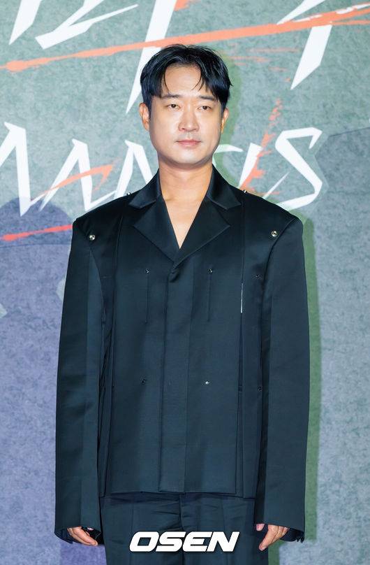 [OSEN=박준형 기자] 25일 오후 서울 롯데시네마 건대입구에서 넷플릭스 영화 ‘사마귀’ 제작보고회가 진행됐다.모든 룰이 무너진 살인청부업계에 긴 휴가 후 컴백한 A급 킬러 ‘사마귀’와 그의 훈련생 동기이자 라이벌 ‘재이’ 그리고 은퇴한 레전드 킬러 ‘독고’가 1인자 자리를 놓고 벌이는 대결을 그린 액션으로 배우 임시완과 박규영, 조우진이 출연한다.배우 조우진이 포즈를 취하고 있다.    2025.09.25 / soul1014@osen.co.kr