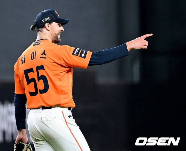 [OSEN=대전, 최규한 기자] 25일 대전 한화생명볼파크에서 ‘2025 신한 SOL Bank KBO리그’ 한화 이글스와 SSG 랜더스의 경기가 열렸다.홈팀 한화는 라이언 와이스, 방문팀 SSG는 드류 앤더슨을 선발로 내세웠다.7회초 1사 주자 없는 상황 SSG 에레디아의 땅볼 타구를 처리한 한화 2루수 황영묵을 향해 선발 와이스가 인사를 전하고 있다. 2025.07.25 / dreamer@osen.co.kr