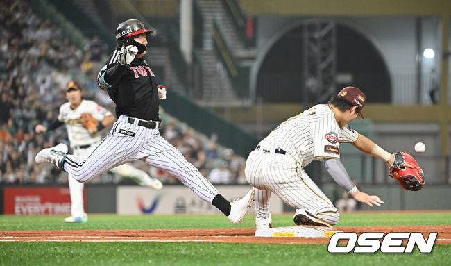 [OSEN=울산, 이석우 기자] 25일 울산 문수야구장에서 2025 신한 SOL 뱅크 KBO 리그 롯데 자이언츠와 LG 트윈스의 경기가 열렸다. 홈팀 롯데는 감보아가, 방문팀 LG는 손주영이 선발로 나섰다.LG 트윈스 신민재가 5회초 1사 만루 유격수 땅볼을 치고   롯데 전민재의 송구 실책으로 1루에서 세이프되고 있다.  2025.09.25 / foto0307@osen.co.kr