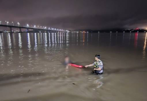 ▲해경이 레스큐튜브를 이용해서 여성을 구하고 있다ⓒ군산해양경찰서