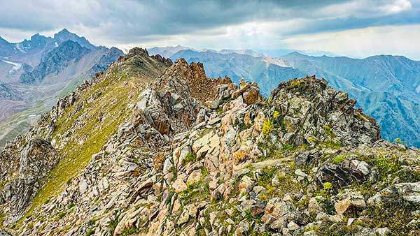침블락봉으로 오르는 길은 해발 3,300m를 넘어서니 오르내림도 심하고 험난한 암반지대로 바뀌었다.