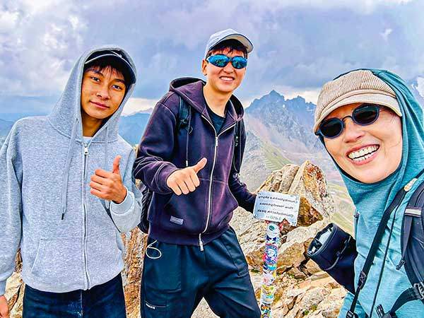 침블락봉에서 만난 알마티 청년들, 이들의 배려 덕분에 무사히 4대봉을 넘을 수 있었다.