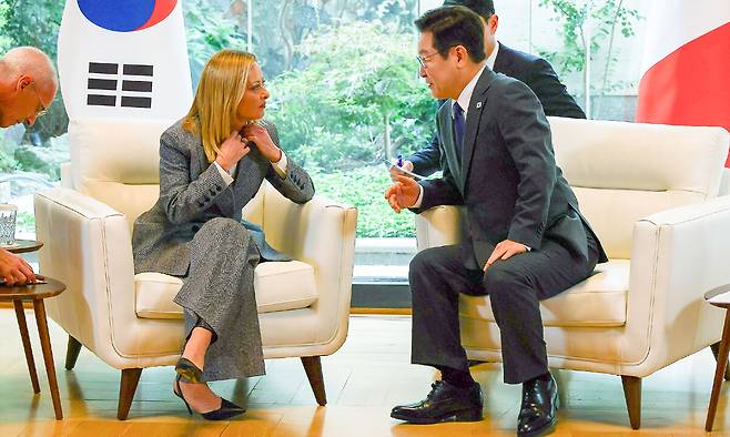 이재명 대통령과 조르자 멜로니 이탈리아 총리가 24일(현지 시간) 미국 뉴욕 주유엔 대한민국 대표부에서 한-이탈리아 정상회담을 하고 있다. 뉴시스