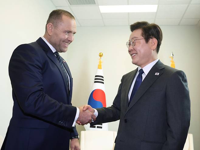 이재명 대통령과 카롤 나브로츠키 폴란드 대통령이 24일(현지 시간) 미국 뉴욕 유엔본부에서 한-폴란드 정상회담에 앞서 인사하고 있다. 뉴시스