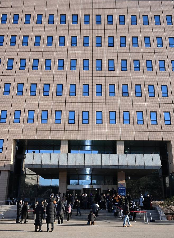 지난 1월 15일 고위공직자범죄수사처(공수처)가 윤석열 전 대통령을 체포해 조사하는 동안 경기 과천시 공수처 건물 앞에 취재진이 몰려 있는 모습. 연합뉴스