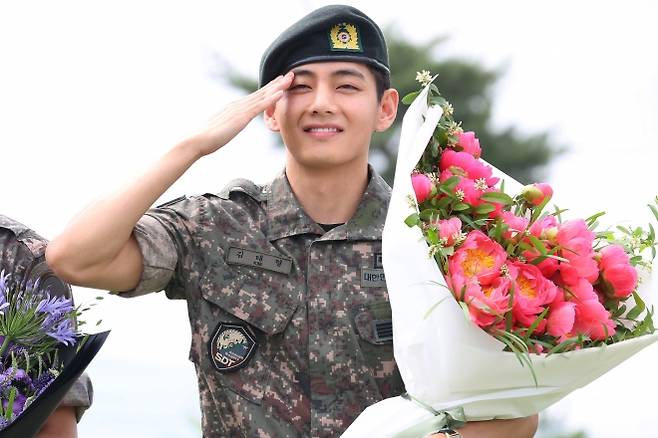 상남자로 돌아온 뷔 - 육군 현역 복무를 마치고 만기 전역한 그룹 방탄소년단(BTS) 뷔가 10일 강원 춘천시 신북읍체육공원에서 취재진을 향해 거수경례하고 있다. 2025.6.10 연합뉴스