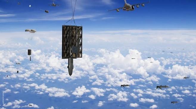 제너럴 아토믹스가 공개한 롱숏 렌더링. C-17 수송기가 ‘래피드 드래곤’ 시스템을 통해 여러 기의 롱숏을 공중에서 투사하는 장면이 묘사돼 있다. 제널럴 아토믹스 제공