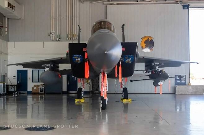 미국 오리건주 방위군 제142전투비행단 소속 F-15C 전투기. 왼쪽 날개 아래에 크라토스( Kratos) UTAP-22 드론을 장착한 모습으로, 롱숏 드론도 이와 유사한 방식으로 전투기에 탑재될 것으로 예상된다. ⓒtucson.plane.spotter