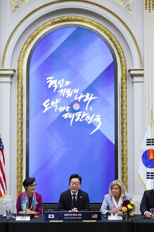 이재명 대통령, 뉴욕에서 한국경제설명회 - 이재명 대통령이 25일(현지시간) 미국 뉴욕 증권거래소에서 열린 한국경제설명회 투자서밋에서 발언하고 있다. 2025.9.25 연합뉴스