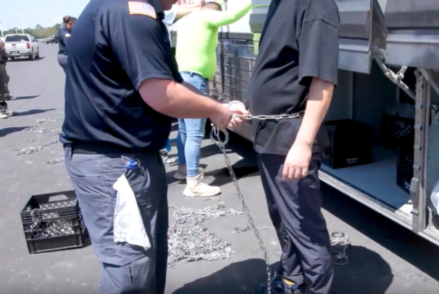 미국 이민 단속 당국이 홈페이지를 통해 지난 4일(현지시간) 조지아주 현대차그룹-LG에너지솔루션의 합작 배터리 공장 건설 현장에서 벌인 불법체류·고용 단속 현장 영상을 공개했다. 사진= 미국 이민세관단속국 홈페이지