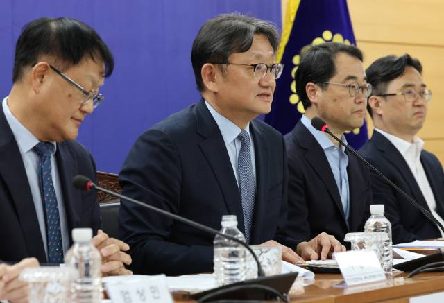 권기섭(왼쪽 두번째) 경제사회노동위원회 위원장이 올 5월 8일 서울 종로구 대통령 직속 경사노위에서 열린 ‘고령자 계속고용의무 제도화 공익위원 제언’ 브리핑에서 발언하고 있다. 연합뉴스