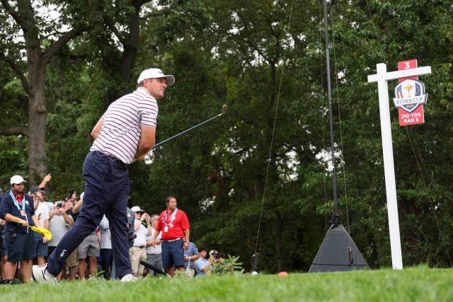 미국팀 브라이슨 디섐보가 25일 미국 뉴욕주 베스페이지 블랙 코스에서 라이더컵 연습 라운드를 돌며 샷을 점검하고 있다. AFP연합뉴스