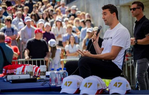 9월 10일 미국 유타주 오렘에 있는 유타 밸리 대학교에서 찰리 커크가 연설하고 있다. 행사 도중 커크는 타일러 로빈슨이 쏜 총에 맞아 사망했다. 뉴시스