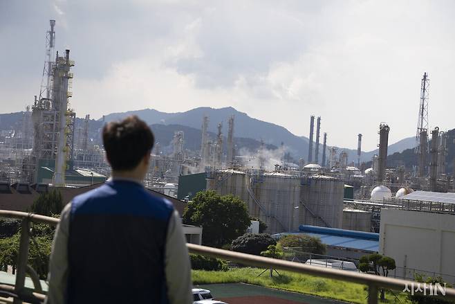 여천NCC 직원 신희중씨가 여수국가산단을 바라보고 있다. 여천NCC 3공장은 지난 8월8일부터 가동을 중단했다. ⓒ시사IN 이명익