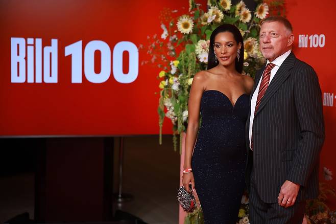 지난 18일 독일 베를린에서 열린 빌트100 리셉션에 전 독일 테니스 선수 보리스 베커(오른쪽)와 그의 파트너 릴리안 데 카르발류가 기념사진을 찍고 있다. EPA