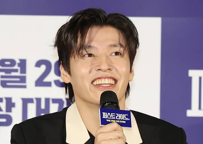 배우 강하늘이 25일 서울 CGV 용산아이파크몰점에서 열린 영화 ‘퍼스트라이드’ 제작보고회에서 인사말을 하고 있다. 연합뉴스