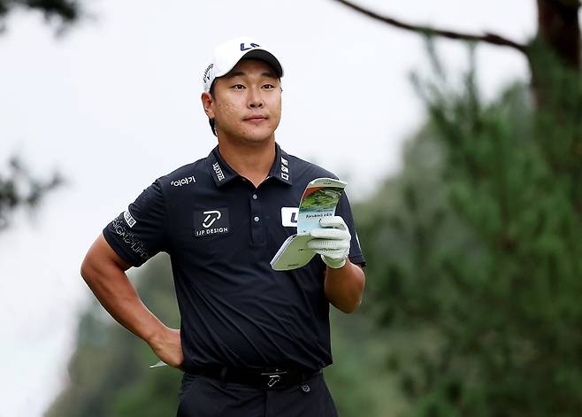 전가람이 25일 경기 여주시 페럼 클럽에서 열린 KPGA 투어 현대해상 최경주 인비테이셔널 1라운드 도중 2번 홀 티잉 구역에서 공략할 방법을 구상하고 있다. KPGA 제공