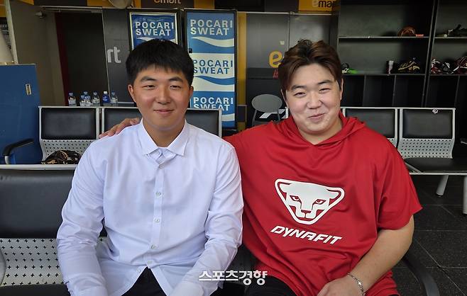 2026 신인드래프트에서 1라운드에 SSG에 지명된 김민준(왼쪽)이 SSG 이로운과 25일 인천 SSG 랜더스필드에서 인터뷰하고 있다. 유새슬 기자