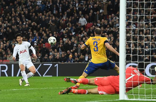 손흥민의 슈팅을 막기 위해 몸을 날리는 키엘리니와 부폰. EPA연합뉴스