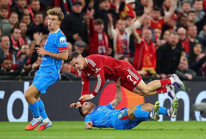 태클에 걸려 넘어지를 리버풀 소속 비르츠. AP연합뉴스