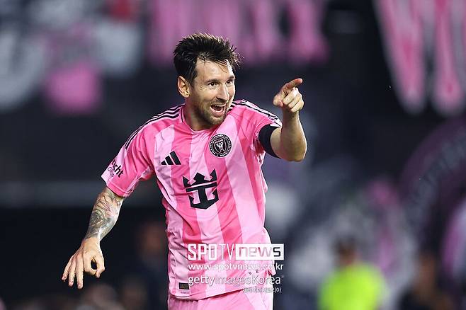 ▲ 메시는 바르셀로나 원클럽맨이 가능해 보였다. 유스 출신으로 1군에 올라선 이후에도 17시즌 동안 바르셀로나 유니폼만 입고 뛰었다. 그 기간 778경기를 뛰며 672골 303도움의 눈부신 활약을 펼쳤다. 그러나 2021년 바르셀로나의 재정 상황이 최악에 이르면서 충격적인 결별이 이뤄졌다. 이제는 미국에서 은퇴하는 시나리오가 유력하게 점쳐진다.