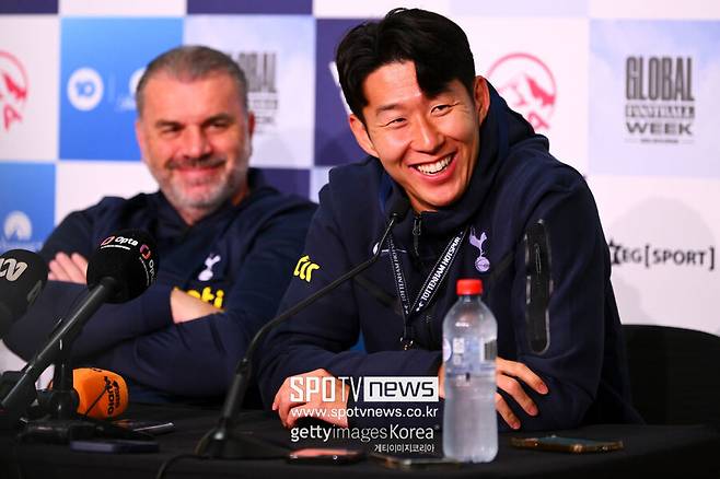 ▲ 지난 시즌 유로파리그에서 토트넘 홋스퍼 돌풍을 주도한 안지 포스테코글루(왼쪽) 감독이 노팅엄 포레스트에선 끝없는 부진 늪에서 헤어나질 못하고 있다.&nbsp;부임 첫 4경기에서 승점 2를 수확하는 데 그치고 있다. 잉글랜드 프리미어리그 7위 돌풍을 이끈 누누 산투 경질이 결과적으로 악수(惡手)가 돼 가는 양상이다.