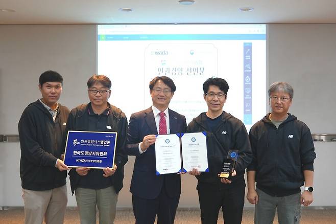 사진 왼쪽부터 백병규 사업본부장, 김일환 사무총장, 이영찬 한국경영인증원 경영평가본부장, 양윤준 위원장, 한통정 경영본부장 ⓒKADA