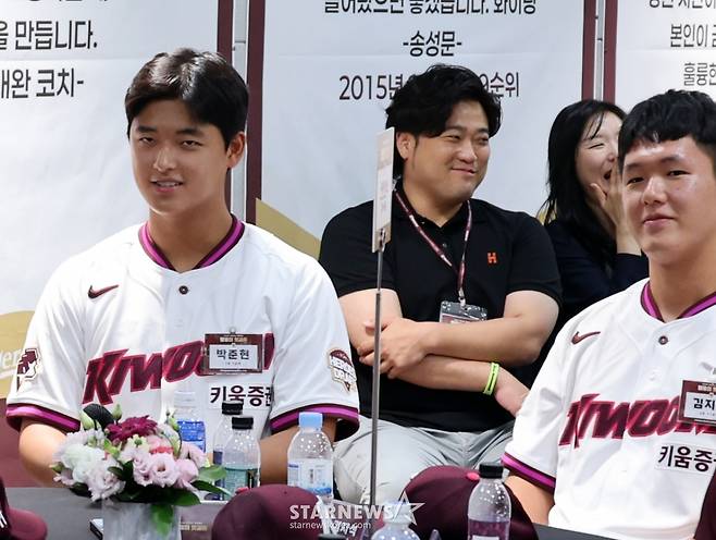 [영상]'박석민 장난기는 저리 가세요' 모자로 남편 놀리는 아내 이은정 씨