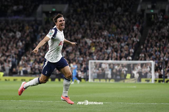 토트넘 미드필더 팔리냐가 선제골을 넣고 기뻐하고 있다. /AFPBBNews=뉴스1