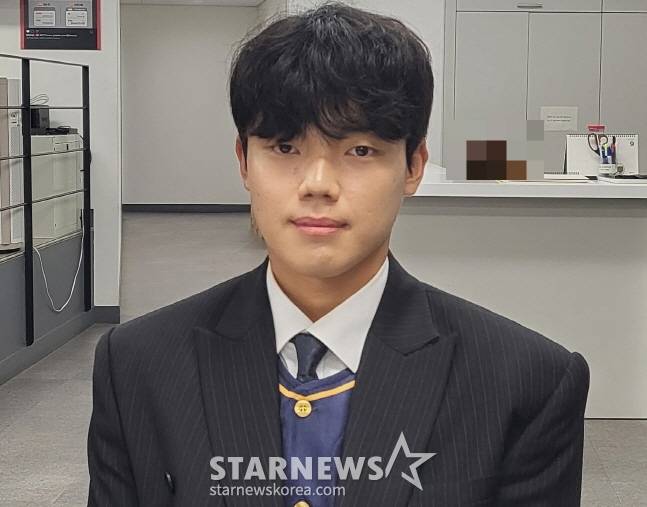 KT 신인 임상우가 23일 신인 지명선수 환영회 행사 후 취재진과 인터뷰를 하고 있다. /사진=안호근 기자