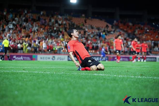 강원FC 구본철이 16일 춘천 송암스포츠타운주경기장에서 열린 2025~2026 아시아축구연맹(AFC) 챔피언스리그 엘리트(ACLE) 1차전 상하이 선화전에서 골을 넣은 뒤 골 세리머니를 하고 있다. /사진=한국프로축구연맹 제공