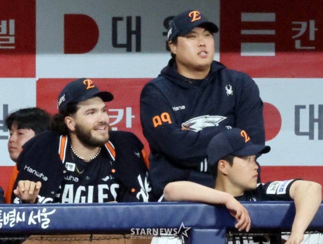 경기를 지켜보고 있는 폰세(왼쪽)와 류현진(오른쪽 위)/사진=강영조 선임기자