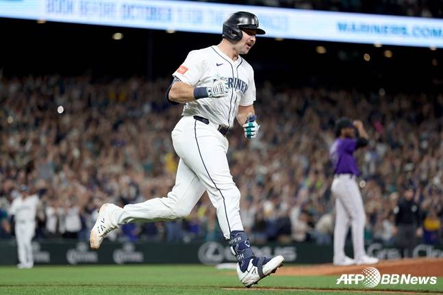 시즌 60홈런을 날린 뒤 포효하는 롤리. /AFPBBNews=뉴스1