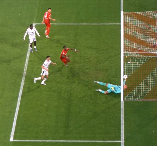 25일(한국시간) 독일 프라이부르크의 유로파 파크 슈타디온에서 열린 2025~2026 유럽축구연맹(UEFA) 유로파리그 리그 페이즈 1차전 후반 12분, 프라이부르크 막시밀리안 에게슈타인의 헤더가 FC바젤 골키퍼 손에 맞고 골라인을 넘어간 순간. /사진=풋볼 미츠 데이터 SNS 캡처