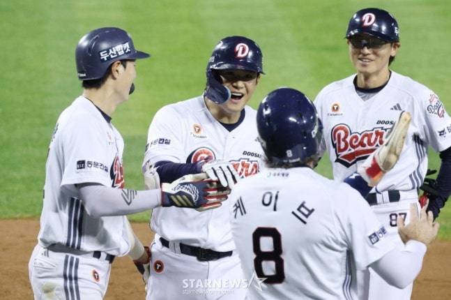 2025 신한 SOL Bank KBO리그 두산 베어스 대 한화 이글스 경기가 25일 서울 잠실야구장에서 열렸다.  두산 김재환이 5회말 1사 1,3루에서 한화 선발 와이스를 상대로 우중월 3점 홈런을 날리고 홈인하고 있다. /사진=김진경 대기자