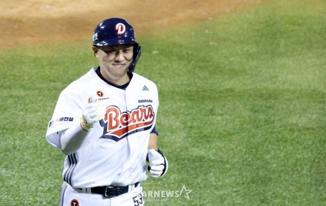 2025 신한 SOL Bank KBO리그 두산 베어스 대 한화 이글스 경기가 25일 서울 잠실야구장에서 열렸다.  두산 양석환이 5회말 1사에서 좌월 1점 홈런(백투백)을 날리고 홈인하고 있다. /사진=김진경 대기자