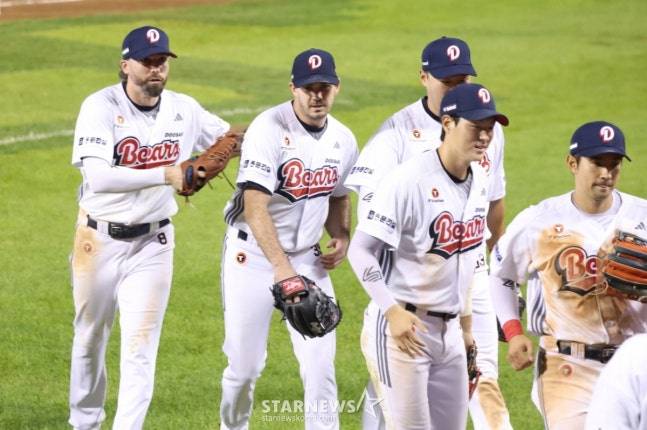 2025 신한 SOL Bank KBO리그 두산 베어스 대 한화 이글스 경기가 25일 서울 잠실야구장에서 열렸다. 두산 선발 잭로그가 8회초 2사 1,3루에서 한화 리베라토를 아웃 처리한 후 동료들의 환영을 받고 있다. /사진=김진경 대기자