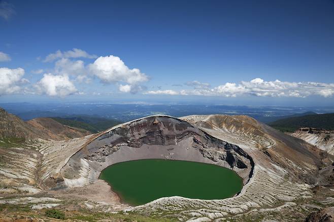 자오산 오카마 분화구