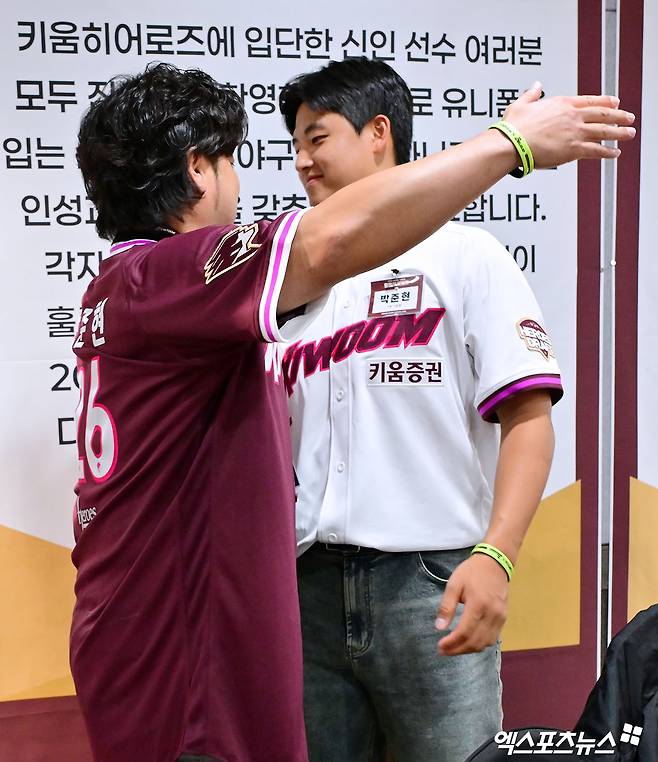 2026 KBO 신인드래프트 전체 1순위 박준현(오른쪽)이 24일 고척스카이돔에서 열린 키움 히어로즈 신인 선수 환영행사에서 아버지 박석민과 포옹하는 모습. 사진 김한준 기자