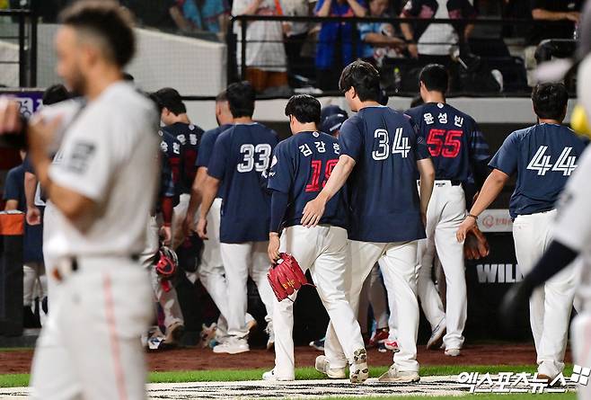 김태형 감독이 이끄는 롯데 자이언츠가 지난 24일 대구 삼성 라이온즈전 패배로 7위까지 추락했다. 사진 엑스포츠뉴스 DB