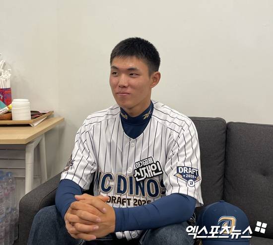 NC 다이노스의 2026 신인드래프트 1라운드 지명을 받은 유신고등학고 내야수 신재인이 취재진과 인터뷰에 응하고 있다. 엑스포츠뉴스 창원, 김유민 기자