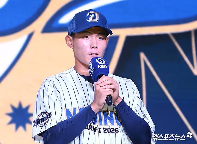 지난 17일 오후 서울 송파구 롯데호텔 월드에서 열린 '2026 KBO 신인 드래프트'에 참석한 NC 다이노스에서 신재인(유신고)이 지명된 뒤 소감을 전하고 있다. 엑스포츠뉴스 DB