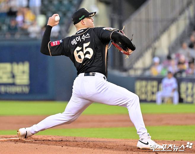 11일 오후 서울 송파구 잠실야구장에서 열린 '2025 신한 SOL Bank KBO리그' KT 위즈와 LG 트윈스의 경기, 1회말 KT 선발투수 헤이수스가 공을 힘차게 던지고 있다. 엑스포츠뉴스 DB