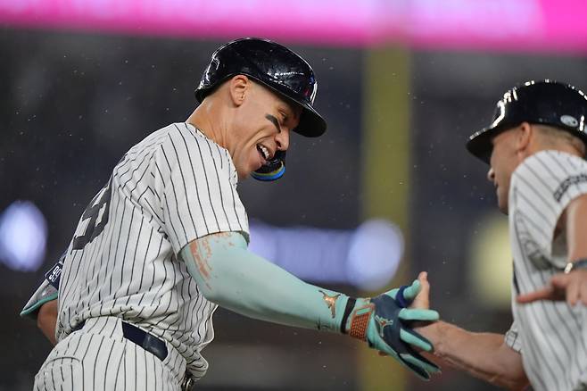 뉴욕 양키스 애런 저지가 25일 미국 뉴욕주 브롱스의 양키스타디움에서 열린 2025 미국 메이저리그(MLB) 시카고 화이트삭스와의 홈경기에 2번타자 겸 우익수로 선발 출전해 4타수 3안타(2홈런) 4타점 1볼넷 2득점을 기록했다. 시즌 50호, 51호 홈런을 때리면서 팀의 8-1 승리에 크게 기여했다. AP 연합뉴스